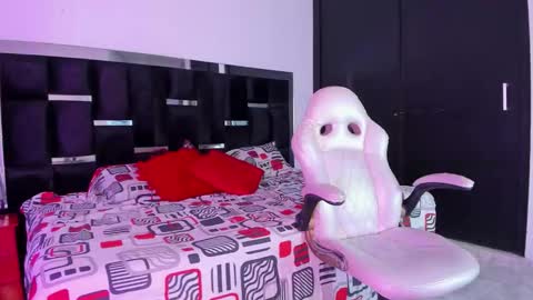 Snapshot of tashasant chatting on 11.20.25 tashasant online show from 11.20.25