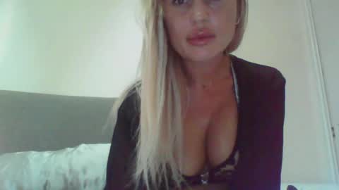 Snapshot of tatiana19988 chatting on 07.25.26 tatiana19988 online show from 07.25.26