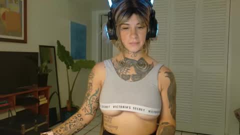 Snapshot of tattooed_natalia chatting on 01.17.25 Natalia 3 online show from 01.17.25