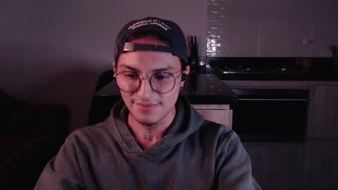 Teo independent model online show from 02.19.25