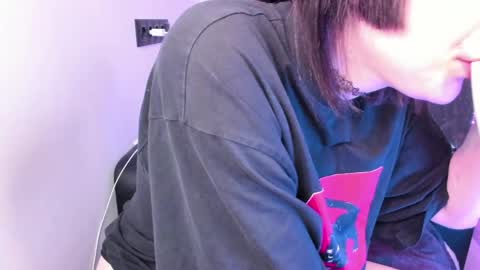 Snapshot of tenebrise chatting on 04.20.26 Kira online show from 04.20.26