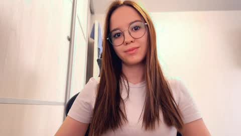 Snapshot of tennieperilli chatting on 03.27.26 Aria online show from 03.27.26