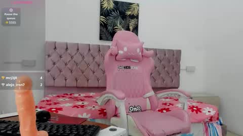 Snapshot of thalia_ssmith chatting on 02.18.26 thalia online show from 02.18.26