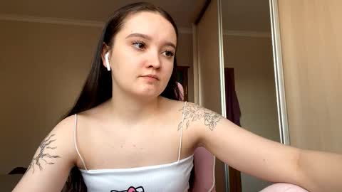 Snapshot of thaliakuchem chatting on 03.01.26 Yumi online show from 03.01.26