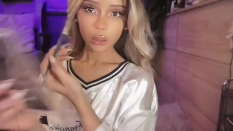 Snapshot of the_enchantressxx chatting on 06.04.26 nabi butterfly online show from 06.04.26
