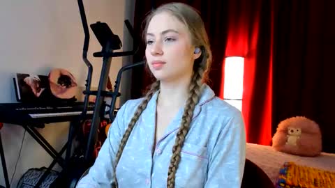 Ally    STREAMING ON TWITCH NOW Check my Twitter for updates online show from 09.16.25