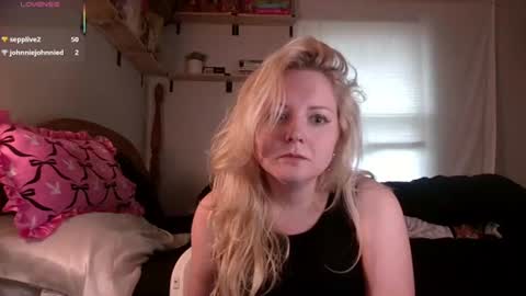 Snapshot of thedancingalien chatting on 07.12.26 Kassandra Grant online show from 07.12.26