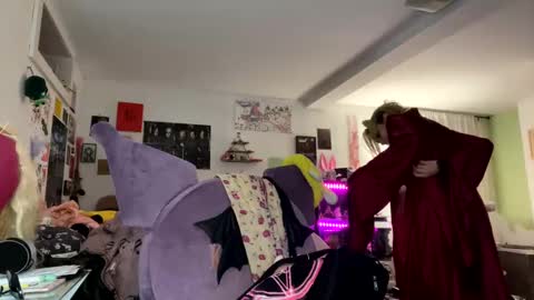 Snapshot of theeking_venus chatting on 12.21.24 KIng Venus online show from 12.21.24