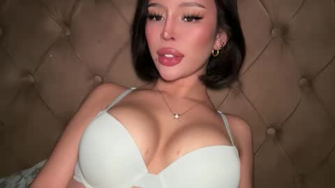 Elle  dont forget to folloW me and thumbs up online show from 03.22.26