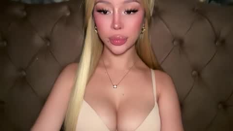 Elle  dont forget to folloW me and thumbs up online show from 04.15.26