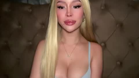 Elle  dont forget to folloW me and thumbs up online show from 04.16.26