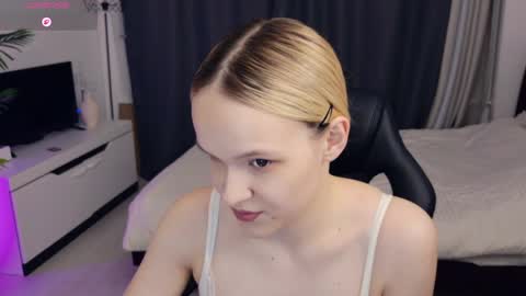 Snapshot of thehousemaid1 chatting on 05.17.26 Lily online show from 05.17.26