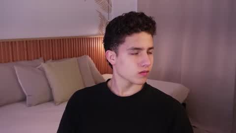 Snapshot of theohawke_ chatting on 01.12.25 THEO- MATEO online show from 01.12.25