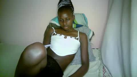 Snapshot of therry_heart chatting on 09.27.25 hearty online show from 09.27.25
