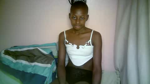 Snapshot of therry_heart chatting on 09.28.25 hearty online show from 09.28.25
