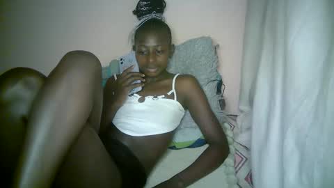 Snapshot of therry_heart chatting on 09.28.25 hearty online show from 09.28.25