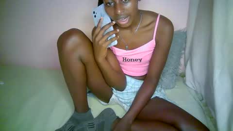 Snapshot of therry_heart chatting on 09.29.25 hearty online show from 09.29.25