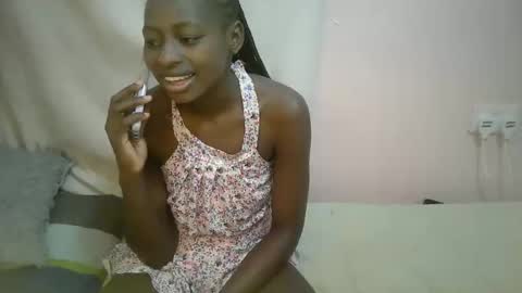 Snapshot of therry_heart chatting on 10.05.25 hearty online show from 10.05.25