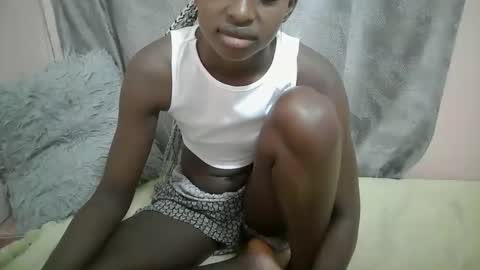 Snapshot of therry_heart chatting on 10.12.25 hearty online show from 10.12.25