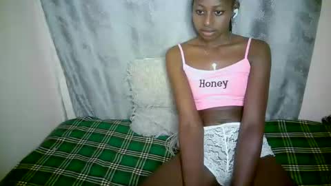 Snapshot of therry_heart chatting on 10.15.25 hearty online show from 10.15.25