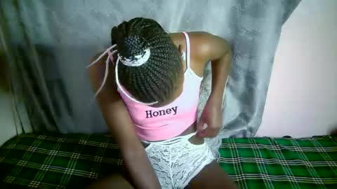 Snapshot of therry_heart chatting on 10.16.25 hearty online show from 10.16.25