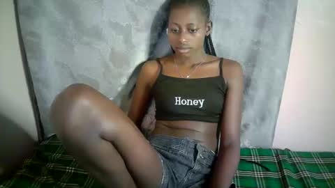 Snapshot of therry_heart chatting on 10.19.25 hearty online show from 10.19.25