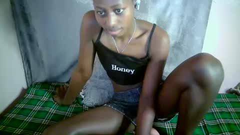 Snapshot of therry_heart chatting on 10.20.25 hearty online show from 10.20.25