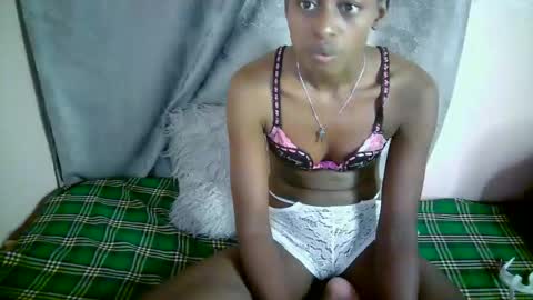 Snapshot of therry_heart chatting on 10.21.25 hearty online show from 10.21.25