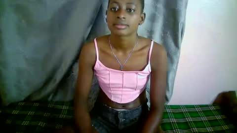 Snapshot of therry_heart chatting on 10.22.25 hearty online show from 10.22.25
