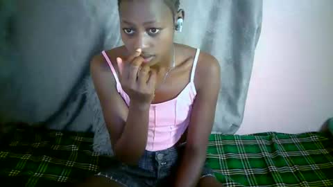 Snapshot of therry_heart chatting on 10.23.25 hearty online show from 10.23.25