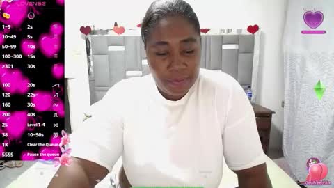 Snapshot of thickebonymilf chatting on 09.30.25 XIOMARA online show from 09.30.25