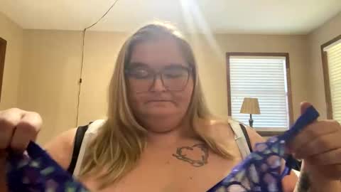 Snapshot of thickerthanasnicker4u chatting on 10.08.25 thickerthanasnicker4u online show from 10.08.25