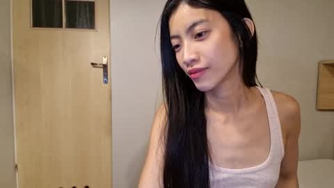 Snapshot of thifa2x chatting on 12.17.25 thifa2x online show from 12.17.25