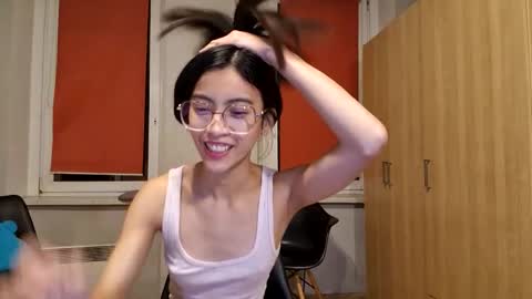 Snapshot of thifa2x chatting on 12.17.25 thifa2x online show from 12.17.25