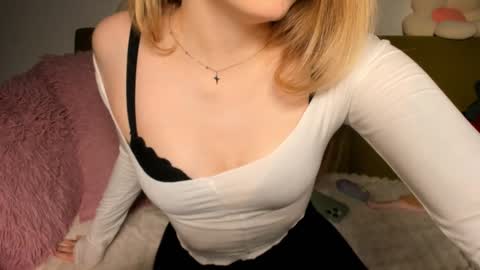 Amelia  shows on mondays fridays and sundays  if anything changes im giving updates on my fansly  online show from 02.03.25