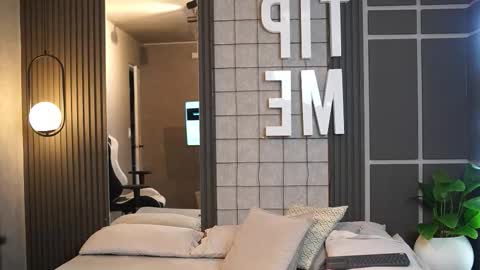 Snapshot of tian_brooks chatting on 12.15.25 Tian Brooks online show from 12.15.25