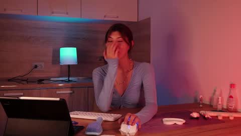 Snapshot of tiffantasy chatting on 09.28.25 Im here on Fridays Saturdays Sundays online show from 09.28.25