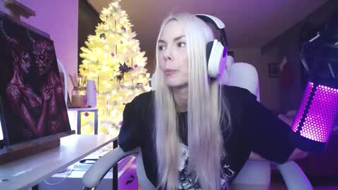 stage Kylie Sinner  brand CLITBAIT online show from 12.19.25