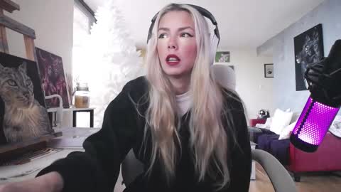 Snapshot of tinykylie chatting on 01.17.26 stage Kylie Sinner brand CLITBAIT online show from 01.17.26