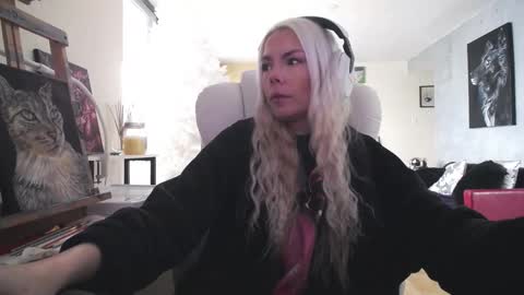 Snapshot of tinykylie chatting on 02.01.26 stage Kylie Sinner brand CLITBAIT online show from 02.01.26