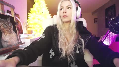 Snapshot of tinykylie chatting on 02.02.26 stage Kylie Sinner brand CLITBAIT online show from 02.02.26