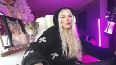 Snapshot of tinykylie chatting on 02.07.26 stage Kylie Sinner brand CLITBAIT online show from 02.07.26