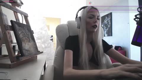 Snapshot of tinykylie chatting on 02.14.26 stage Kylie Sinner brand CLITBAIT online show from 02.14.26