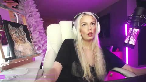 Snapshot of tinykylie chatting on 02.18.26 stage Kylie Sinner brand CLITBAIT online show from 02.18.26