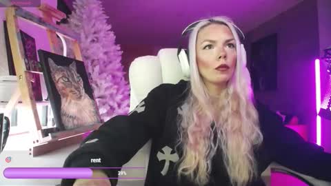 Snapshot of tinykylie chatting on 02.24.26 stage Kylie Sinner brand CLITBAIT online show from 02.24.26