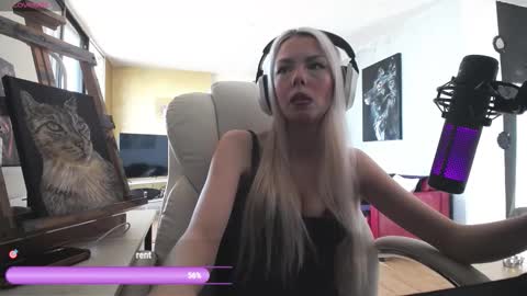 Snapshot of tinykylie chatting on 02.28.26 stage Kylie Sinner brand CLITBAIT online show from 02.28.26