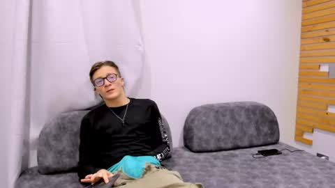 Snapshot of tom_kinky_ chatting on 06.19.26 Tom online show from 06.19.26