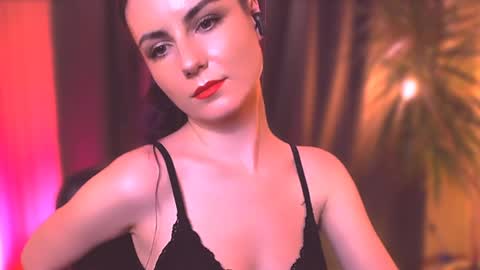 Snapshot of too_beautiful chatting on 12.28.24 Elizabeth online show from 12.28.24