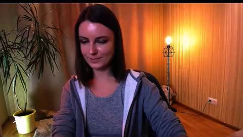 Snapshot of too_beautiful chatting on 10.04.25 Elizabeth online show from 10.04.25