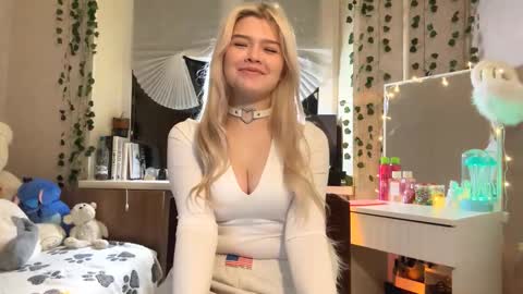 Snapshot of torriperno chatting on 11.26.25 Lina online show from 11.26.25